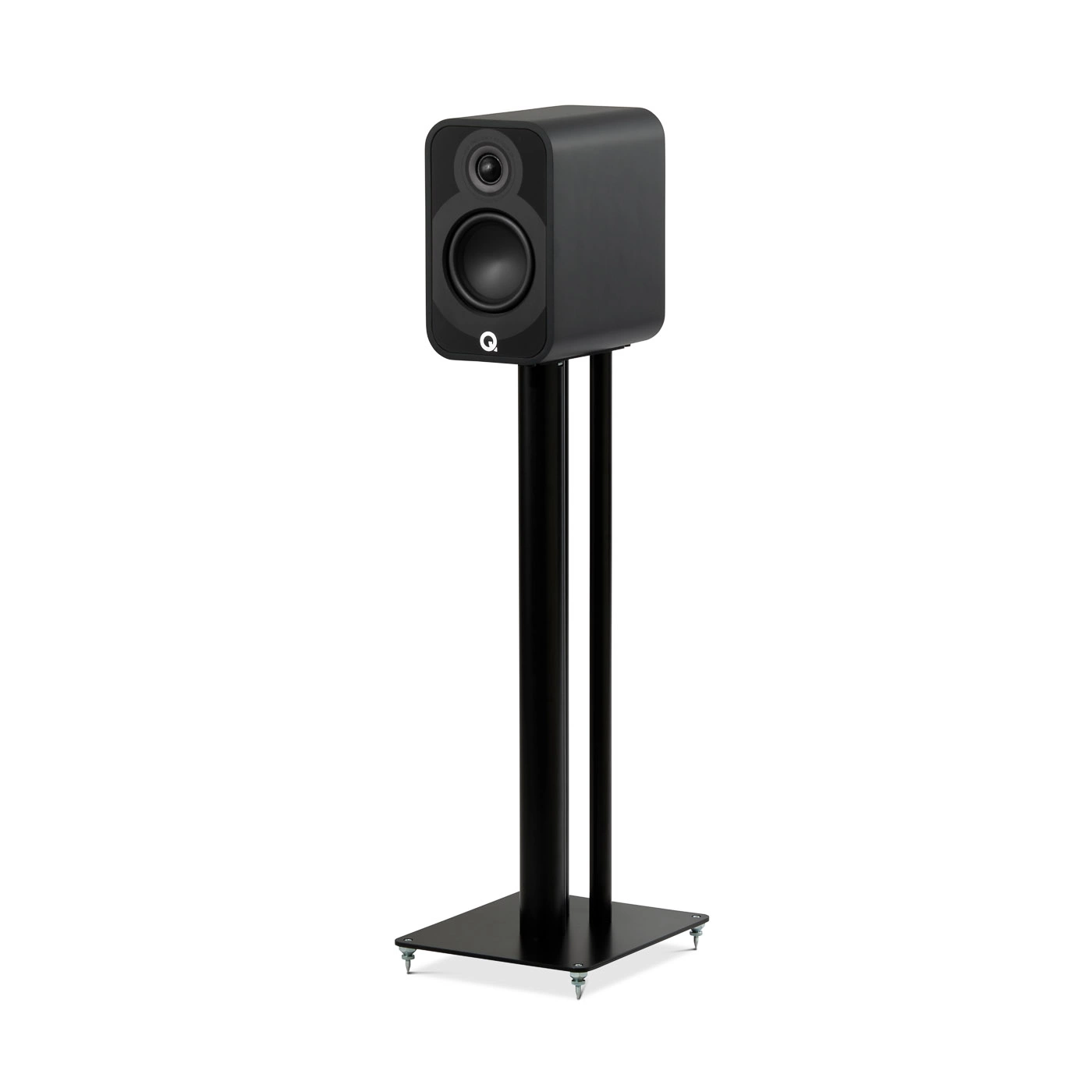 Q Acoustics Q5010 hyllykaiutin, musta, jalustalla etuviistosta Q Acousticsin musta 5010-hyllykaiutin jalustalla etuviistosta.