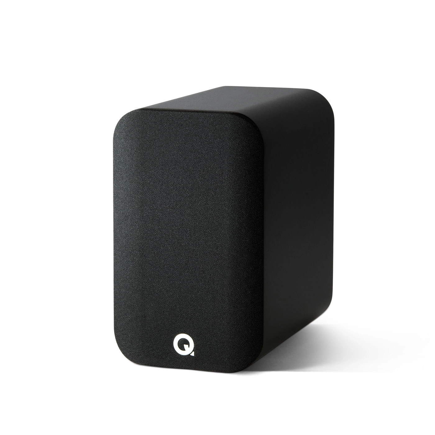 Q Acoustics Q5010 hyllykaiutin, musta Q Acousticsin musta 5010-hyllykaiutin etuviistosta etuverkon kanssa.