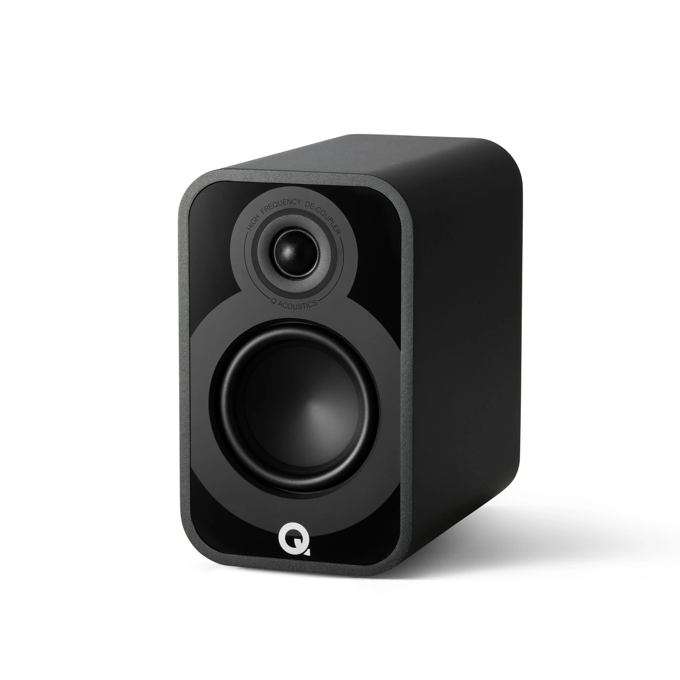 Q Acoustics Q5010 hyllykaiutin, musta, etuviistosta ilman etuverkkoa Q Acousticsin musta 5010-hyllykaiutin etuviistosta ilman etuverkkoa