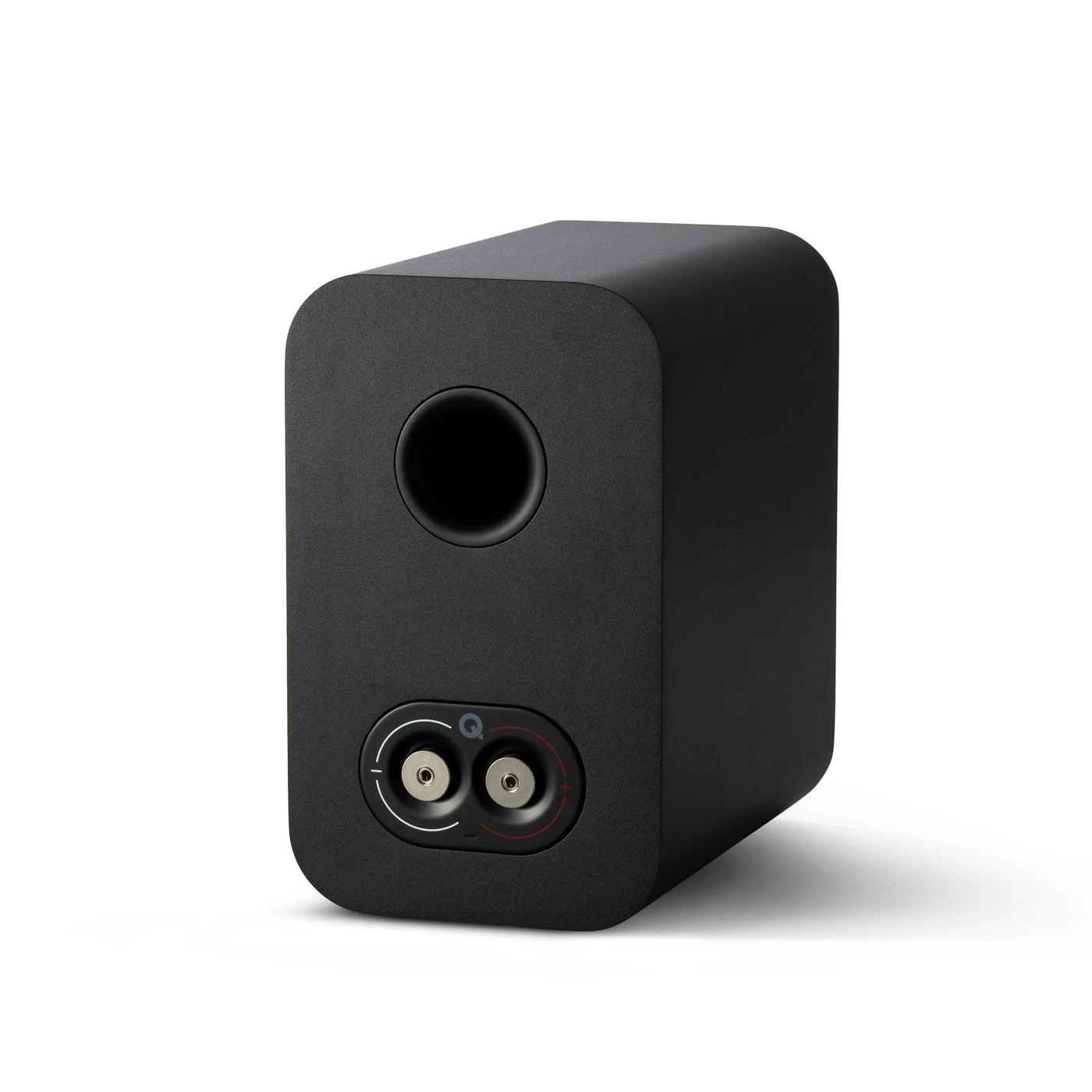Q Acoustics Q5010 hyllykaiutin, musta, takapaneeli takaviistosta Q Acousticsin musta 5010-hyllykaiutin ja sen takapaneeli takaviistosta