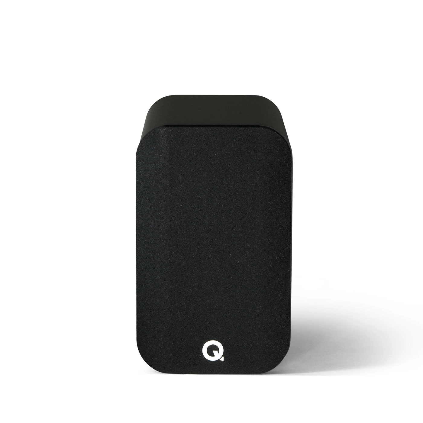 Q Acoustics Q5010 hyllykaiutin, musta, edestä etuverkolla Q Acousticsin musta 5010-hyllykaiutin edestä etuverkon kanssa