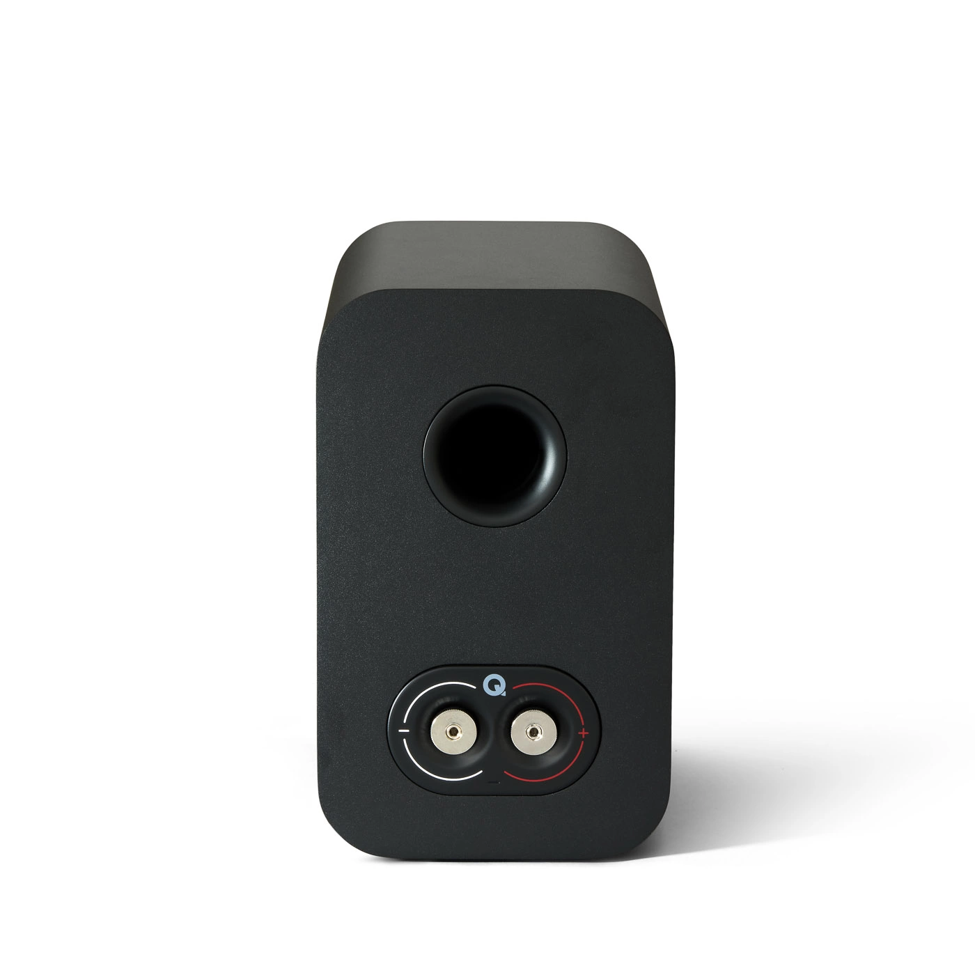 Q Acoustics Q5010 hyllykaiutin, musta, takapaneelin liitännät Q Acousticsin musta 5010-hyllykaiuttimen takapaneelin liitännät ja bassorefleksiputki