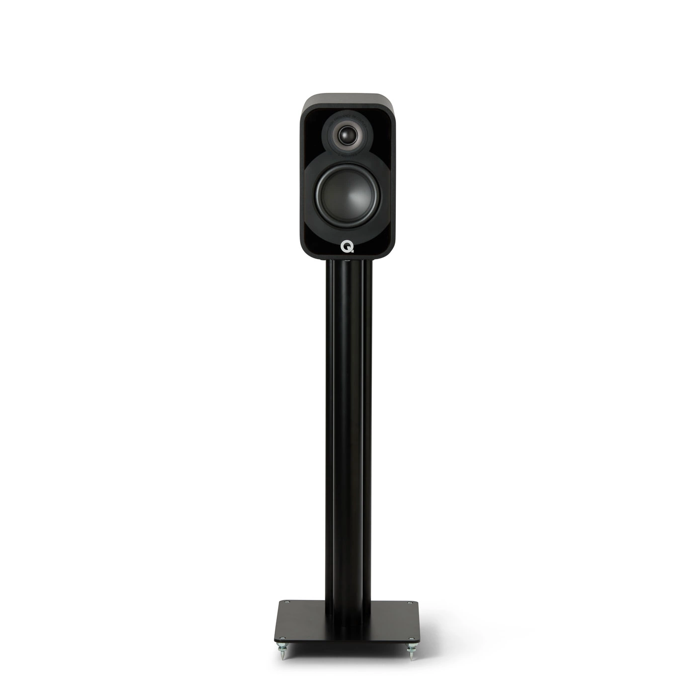 Q Acoustics Q5010 hyllykaiutin, musta, jalustalla ilman etuverkkoa Q Acousticsin musta 5010-hyllykaiutin jalustalla ilman etuverkkoa edestä.