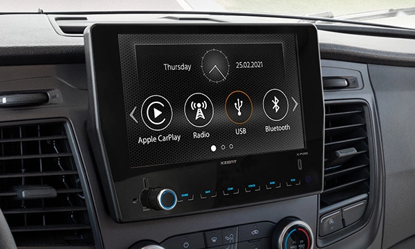 Xzent X-F285 Ford Transit 1DIN mediasoitin kojelautaan asennettuna