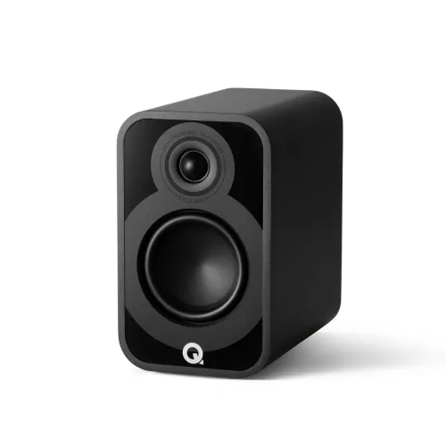 Q Acoustics Q5010 hyllykaiutin, musta, etuviistosta ilman etuverkkoa q_acoustics_q5010_bookshelf_speaker_black-06475e859c28b3.jpg